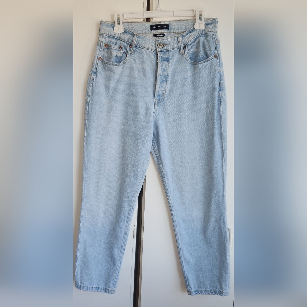 Aeropostale Light Wash Straight Leg MOM Jeans Size 10.  EUC.   Button Fly.